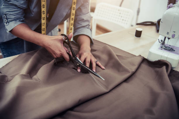 Proses pemotongan kain. Sumber: istockphoto.com
