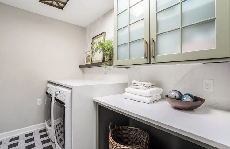 Modern klasik laundry room, Sumber: kristiekoningdesign.com